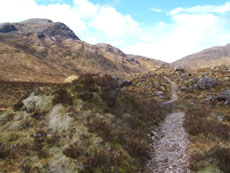 Monte vers le Loch Coire Fionnaraich